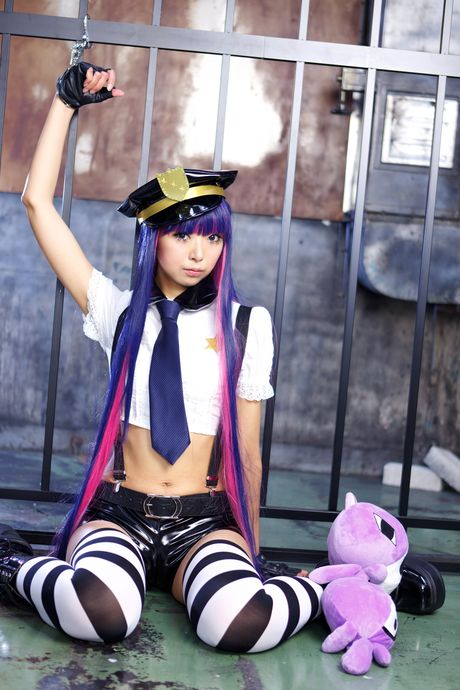 亞洲女孩 Necosmo 展示她巨大的乳房並穿著條紋絲襪擺姿勢