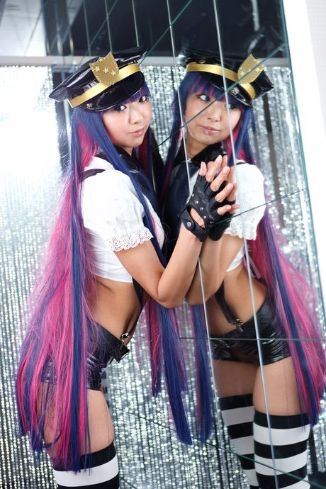 亞洲女孩 Necosmo 展示她巨大的乳房並穿著條紋絲襪擺姿勢