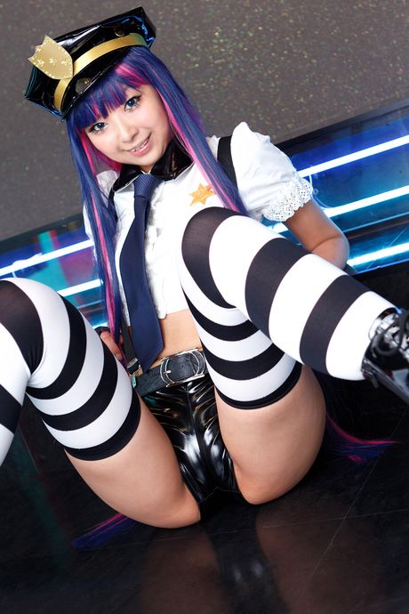 亞洲女孩 Necosmo 展示她巨大的乳房並穿著條紋絲襪擺姿勢