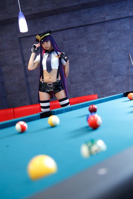 亞洲女孩 Necosmo 展示她巨大的乳房並穿著條紋絲襪擺姿勢