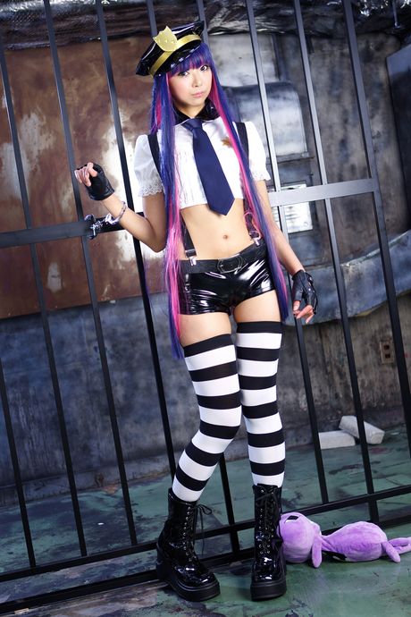 亞洲女孩 Necosmo 展示她巨大的乳房並穿著條紋絲襪擺姿勢