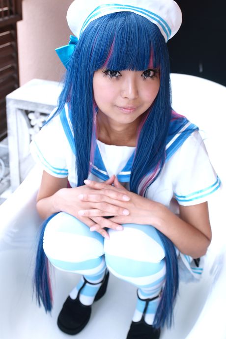 アジアのティーン、ネコスモがストライプ柄のOTKでモデルとしてマルチカラーのヘアを披露