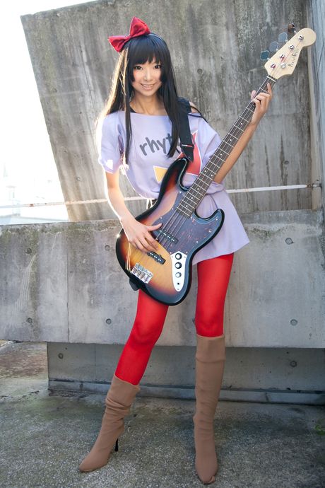 亞洲寶貝 Necosmo 穿著紅色絲襪和紅色蝴蝶結在獨奏中擺姿勢