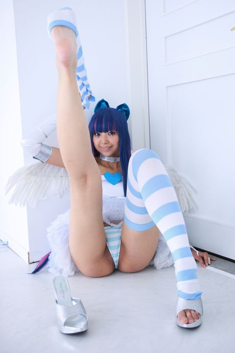 Nøgen poserer hun på gulvet i strømpebukser og høje hæle