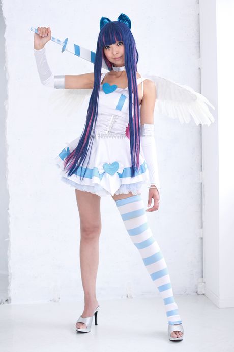 Nøgen poserer hun på gulvet i strømpebukser og høje hæle