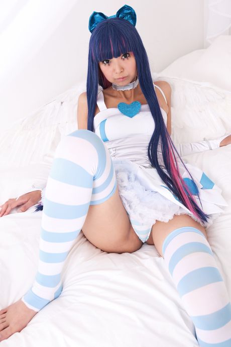 Nøgen poserer hun på gulvet i strømpebukser og høje hæle