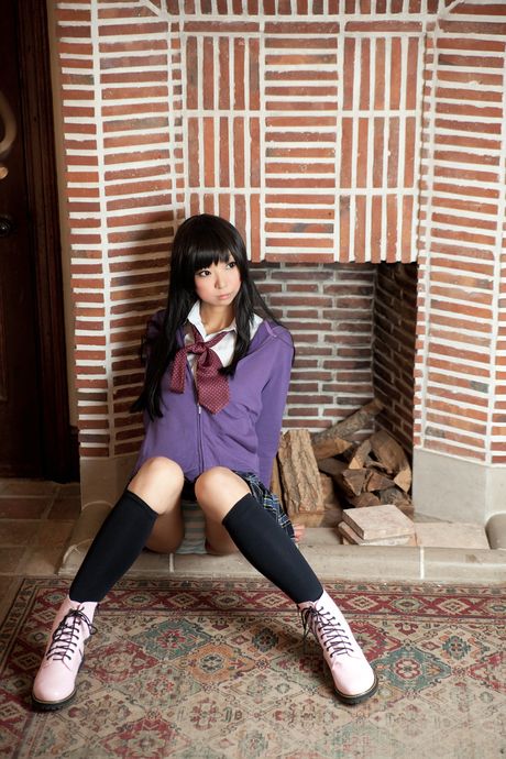 アジアのティーンネコスモが制服を着たままニーソックスを履いて裸になる