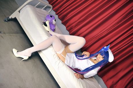 Asiatisk skønhed Necosmo bærer en sygeplejerskeuniform, mens hun er model i strømpebukser