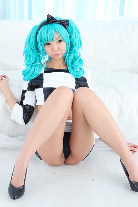 Necosmo 是個可愛的亞洲女孩，喜歡擺出性感的姿勢