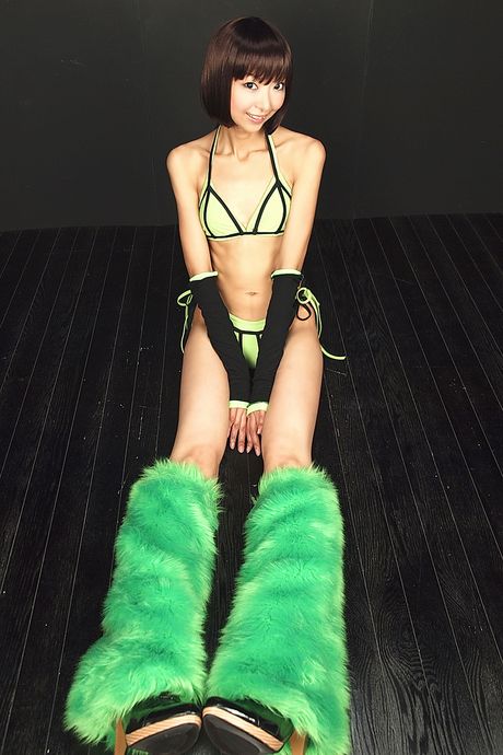 亞洲美女 Necosmo 脫下比基尼，露出豐滿的臀部