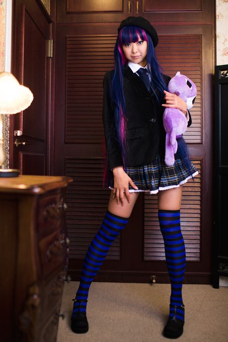 アジアンドールのネコスモが小さな胸を露わにし、ストライプのストッキングでポーズをとる