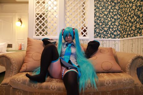 完美的日本美女 Mana Tanaka 穿著過膝襪在床上裸體