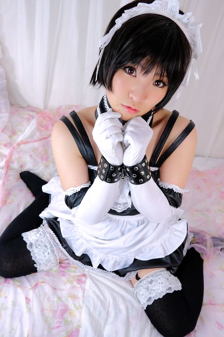 亞洲女僕 Akira Honjoji 炫耀她的小胸部並穿著絲襪擺姿勢