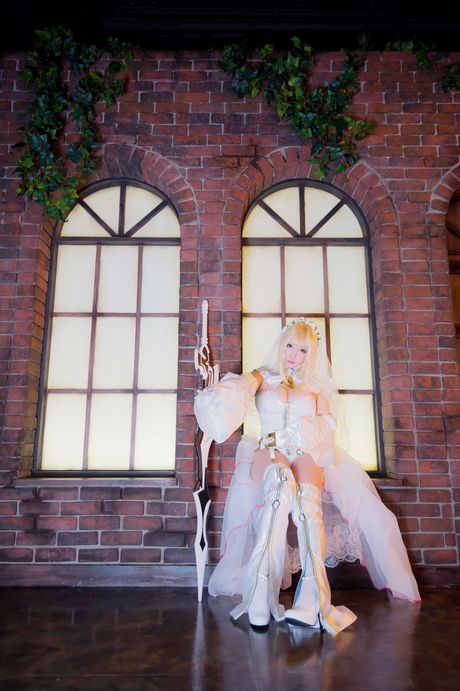 金髪の日本人女性サクが白いストッキングを履いて白いウェディングドレスを披露