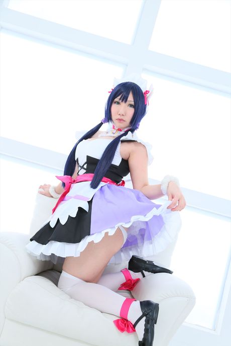 亞洲女孩 Saku 展示她巨大的乳房並穿著女僕制服擺姿勢