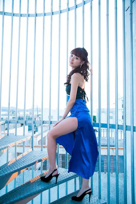 Asiatisk teenager Rio Uchida fjerner en kjole før en fingerfuck