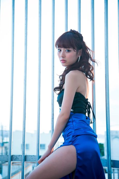 Asiatisk teenager Rio Uchida fjerner en kjole før en fingerfuck