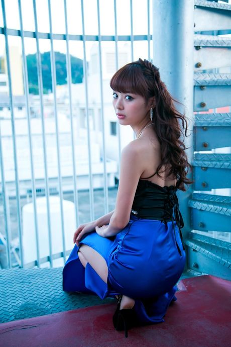 Asiatisk teenager Rio Uchida fjerner en kjole før en fingerfuck