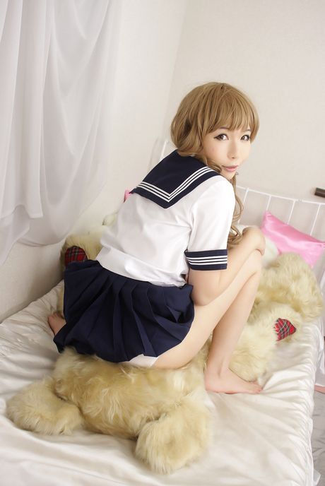 女子高生の日暮りんが服を脱いでセクシーなお尻を見せる