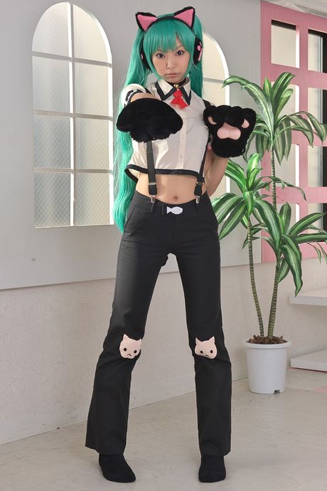 亞洲女孩 Necosmo 身穿 cosplay 服裝展示自己尾巴