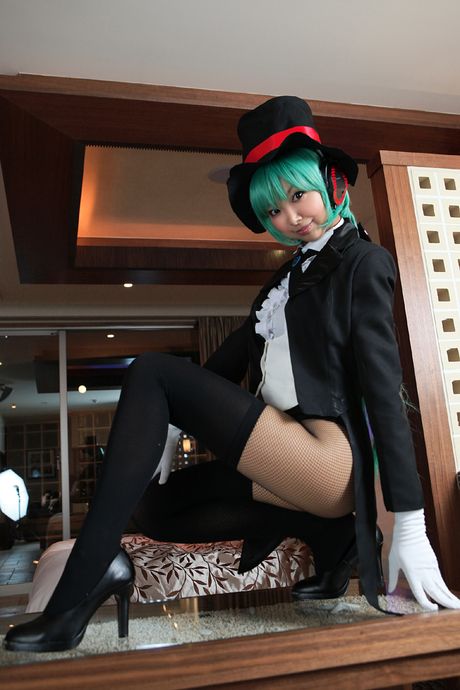 亞洲美女 Necosmo 穿著漁網襪秀出豐滿翹臀