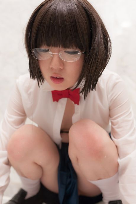 Asiatisk skolepige Madoka Adachi fremhæver sine pæne bryster og fisse i en solo