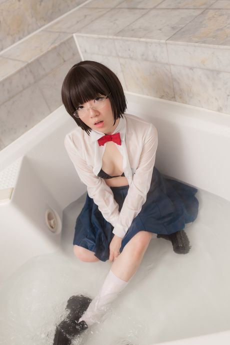 Asiatisk skolepige Madoka Adachi fremhæver sine pæne bryster og fisse i en solo