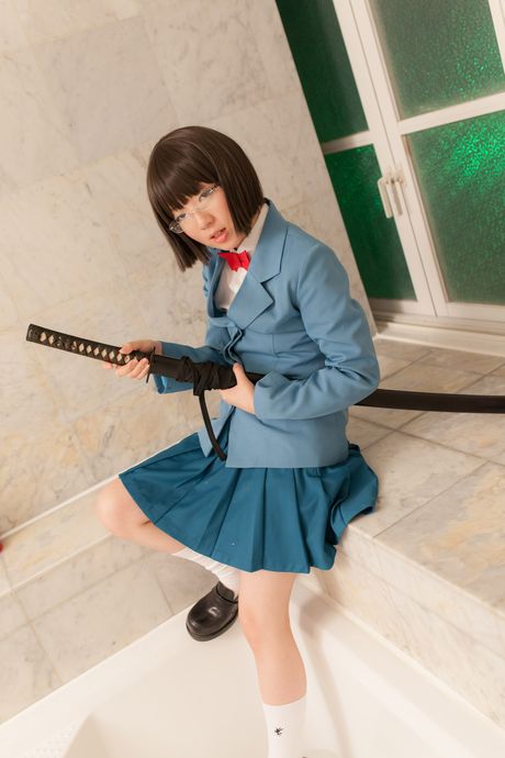 Asiatisk skolepige Madoka Adachi fremhæver sine pæne bryster og fisse i en solo