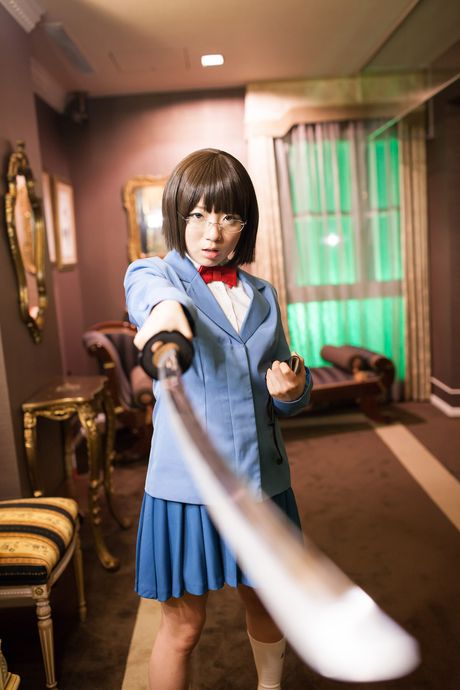 Asiatisk skolepige Madoka Adachi fremhæver sine pæne bryster og fisse i en solo