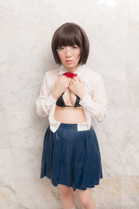 Asiatisk skolepige Madoka Adachi fremhæver sine pæne bryster og fisse i en solo