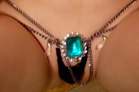 Den engleagtige asiatiske Fuuka Setsugetsu viser sine enorme bryster og sin saftige fisse frem