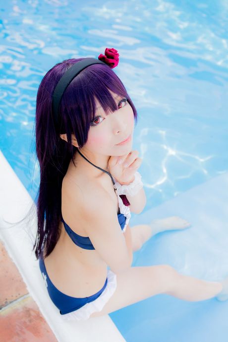 Asiatisk skønhed Yuki Mashiro tager sin bikini af, mens hun er i en pool