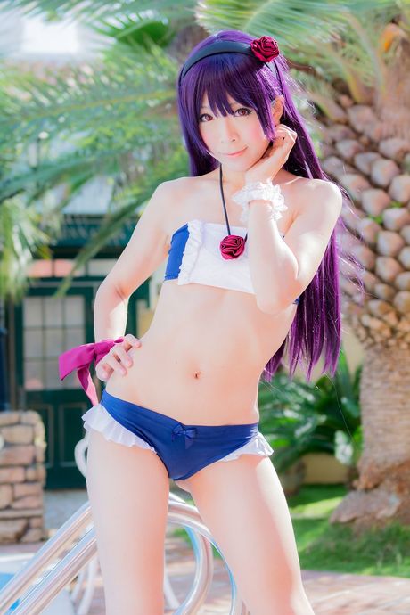 アジアの美女、真白ゆきがプールでビキニを脱ぐ