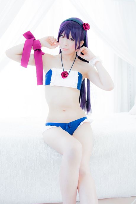 Asiatisk skønhed Yuki Mashiro tager sin bikini af, mens hun er i en pool