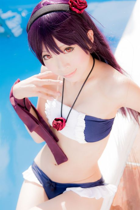 Asiatisk skønhed Yuki Mashiro tager sin bikini af, mens hun er i en pool