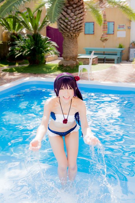 Asiatisk skønhed Yuki Mashiro tager sin bikini af, mens hun er i en pool