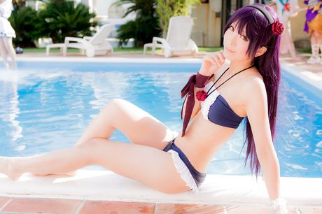 Asiatisk skønhed Yuki Mashiro tager sin bikini af, mens hun er i en pool