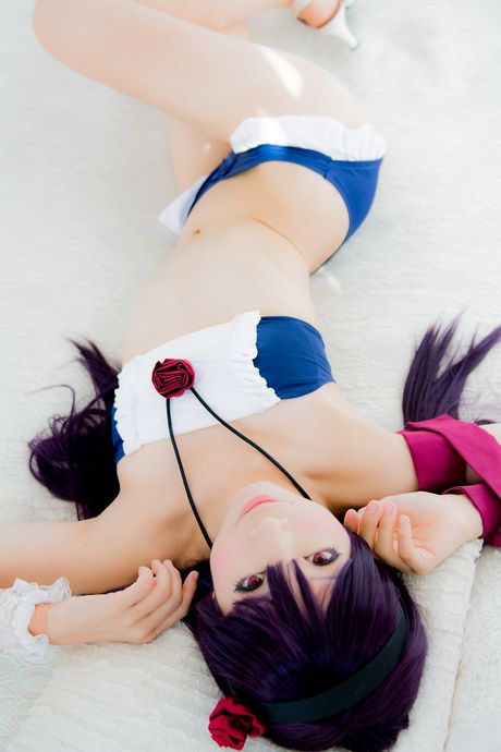 Asiatisk skønhed Yuki Mashiro tager sin bikini af, mens hun er i en pool