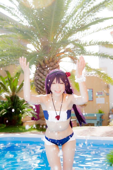 Asiatisk skønhed Yuki Mashiro tager sin bikini af, mens hun er i en pool