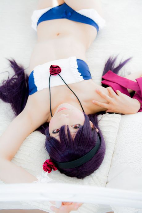 Asiatisk skønhed Yuki Mashiro tager sin bikini af, mens hun er i en pool