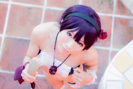 Asiatisk skønhed Yuki Mashiro tager sin bikini af, mens hun er i en pool