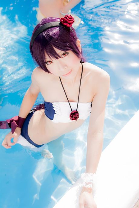 アジアの美女、真白ゆきがプールでビキニを脱ぐ