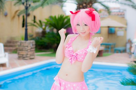 アジア美人の真白ゆきが巨乳を露わにしてビキニ姿でポーズをとる