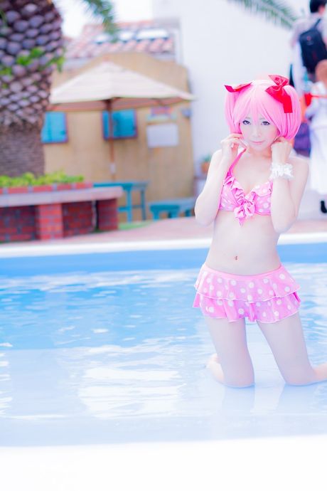 アジア美人の真白ゆきが巨乳を露わにしてビキニ姿でポーズをとる