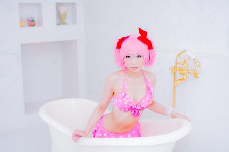 アジア美人の真白ゆきが巨乳を露わにしてビキニ姿でポーズをとる