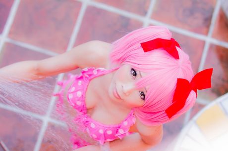 アジア美人の真白ゆきが巨乳を露わにしてビキニ姿でポーズをとる