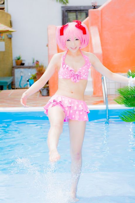 アジア美人の真白ゆきが巨乳を露わにしてビキニ姿でポーズをとる