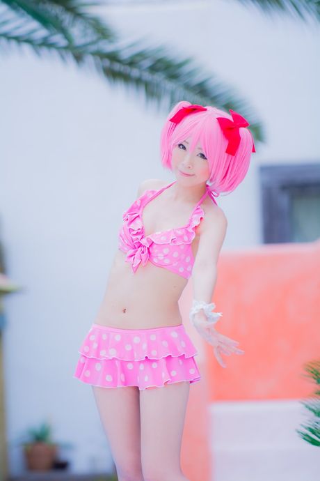 アジア美人の真白ゆきが巨乳を露わにしてビキニ姿でポーズをとる