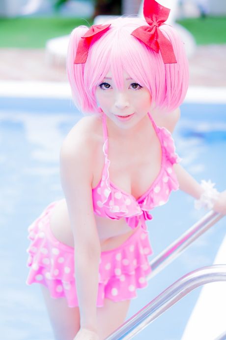 アジア美人の真白ゆきが巨乳を露わにしてビキニ姿でポーズをとる