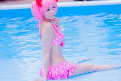 アジア美人の真白ゆきが巨乳を露わにしてビキニ姿でポーズをとる